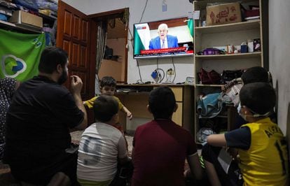 Miembros de una familia palestina siguen el jueves desde Gaza el discurso del presidente palestino, Mahmud Abbas.
