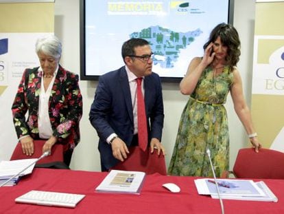 Inmaculada Gallastegi, Francisco Huidobro y Leire Oser&iacute;n, en la presentaci&oacute;n de la memoria del CES.