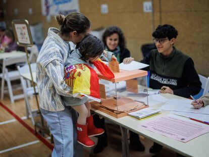 Una mujer vota en el Colegio San Agustín, el 28 de mayo de 2023, en Madrid (España).