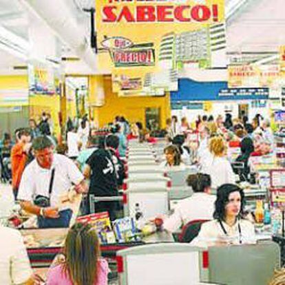 Interior de un establecimiento de la marca Sabeco