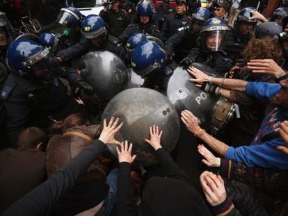 Disturbios entre polic&iacute;a y manifestantes en Londres tras una protesta contra la cumbre del G-8.