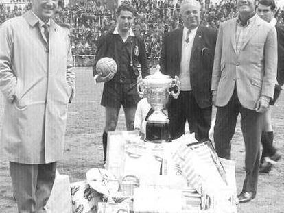 Jos&eacute; B&oacute;dalo y Paco Rabal hacen un saque de honor en el campo del Rayo Vallecano en 1967.