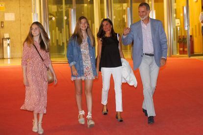 De izquierda a derecha, la princesa Leonor, la infanta Sofía, la reina Letizia y el Rey, el pasado sábado en Madrid, a la salida de un teatro.