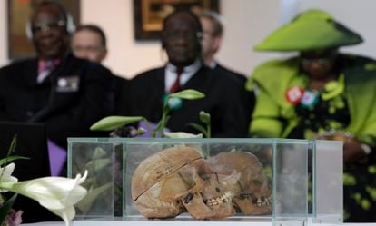Cráneos de víctimas herero y nama durante una ceremonia celebrada en Berlín en 2011 con representantes de los descendientes de ambos pueblos.