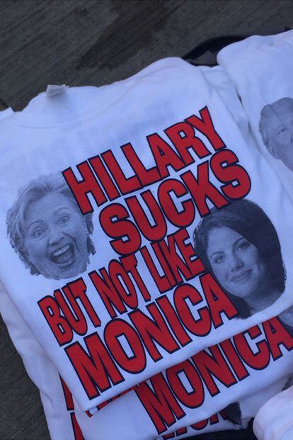 De nuevo, la camiseta que recurre a la imagen de la amante de Bill Clinton.
