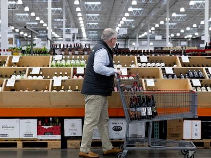 Un cliente en un centro de Costco en Washington.