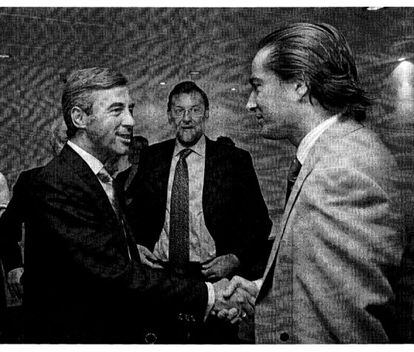 &Aacute;ngel Acebes saluda al arquitecto Gonzalo Urquijo en presencia de Mariano Rajoy.