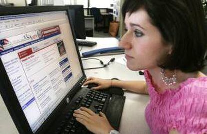 Una trabajadora revisa una página de internet. EFE/Archivo