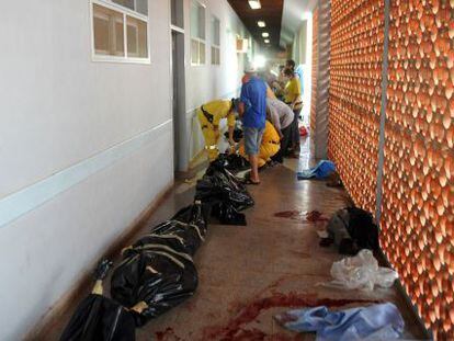 Los cad&aacute;veres de algunos de los campesinos muertos en el tiroteo yacen en un pasillo de un centro de salud de Curuguaty.