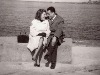 Los padres del lectorm a principios de los años sesenta, en La Coruña.