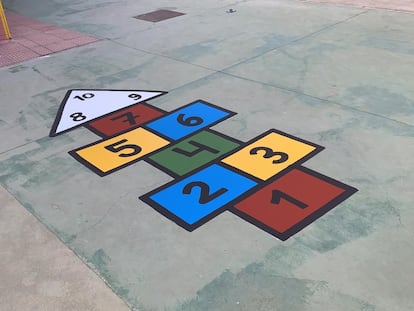 Una rayuela en el patio de un colegio.