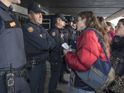 La Asamblea Feminista 8M de València durante su protesta en la puerta de la Delefación de Gobierno.