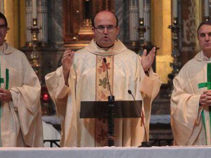 El obispo de San Sebasti&aacute;n, Jos&eacute; Ignacio Munilla (en el centro), durante la misa de la celebraci&oacute;n de san Ignacio, en la bas&iacute;lica de Loyola, el pasado 1 de agosto.