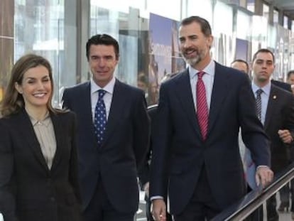 La Reina Letizia (izquierda), el ministro de Industria, Energ&iacute;a y Turismo, Jos&eacute; Manuel Soria (derecha) y el Rey Felipe (derecha).