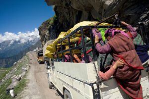 Tráfico intenso en la carretera más alta dle mundo, la Leh Manali Highway, en el Himalaya indio.