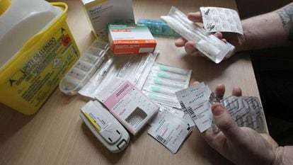 Un hombre muestra en su casa de Bilbao los fármacos opiáceos que consume, en una imagen tomada en 2019.