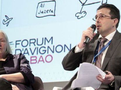 El jefe de estrategia de Museos de Qatar, Tarek Cherkaoui, junto a la soci&oacute;loga  Saskia Sassen, este jueves en un debate del Forum d&#039;Avignon Bilbao. 