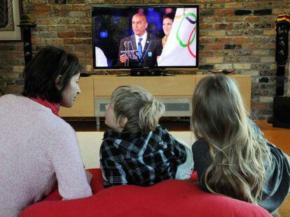 Una familia ve los Juegos Olímpicos por televisión