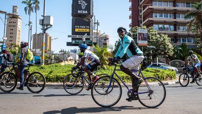 Manifestantes en bicicleta recorren la avenida Harambee, cerca de la Asamblea Nacional de Kenia en Nairobi.