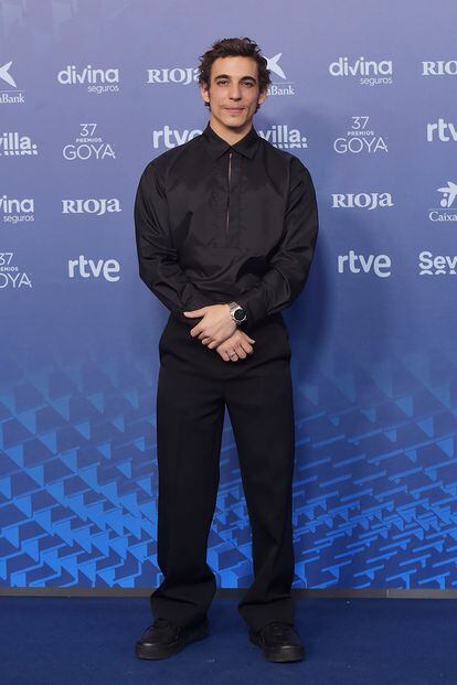 Miguel Herrán, nominado a mejor actriz protagonista por Modelo 77, acudió con una original camisa de Valentino.
