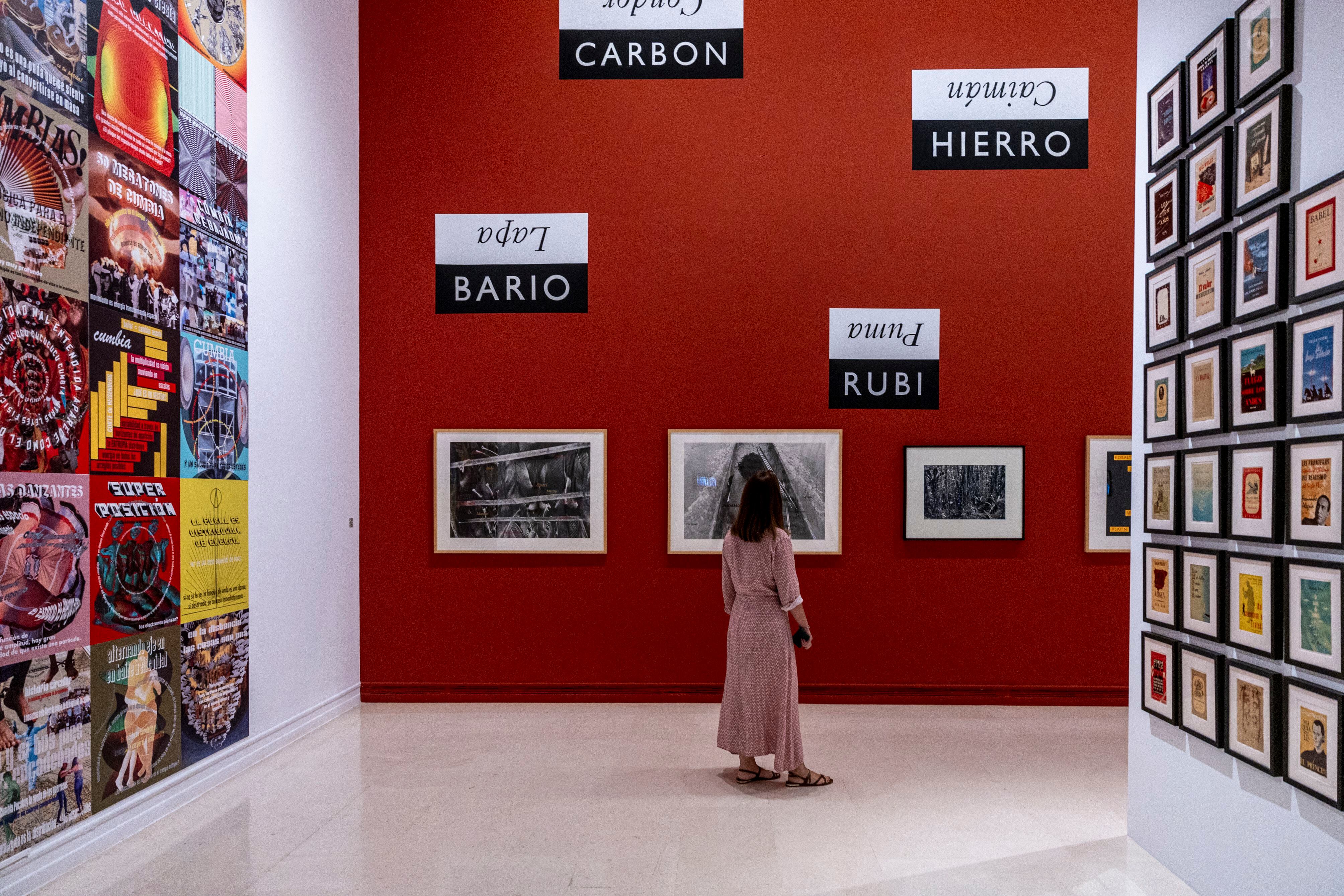 El IVAM de València ha reunido 1.500 obras de 300 artistas, entre los que figuran Picasso, Josep Renau, Warhol, Cindy Sherman, Varvara Stepanova o Miró, para rastrear el imaginario cultural de lo popular, que acompaña con música de El niño de Elche.