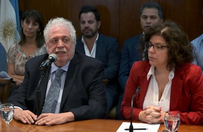 El ministro de Sanidad de Argentina, Ginés González García, junto a la secretaria de esa misma cartera, Carla Vizzotti, el viernes durante una conferencia de prensa en Buenos Aires.