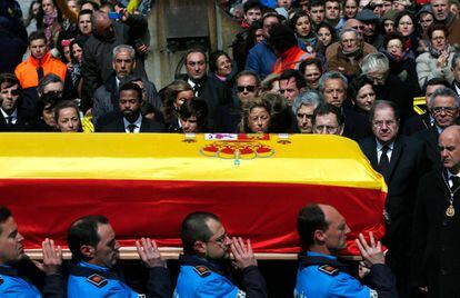El presidente del Gobierno, Mariano Rajoy, junto a miembros de la familia Suárez en la Catedral de Ávila donde han llegado los restos mortales del presidente Adolfo Suárez.