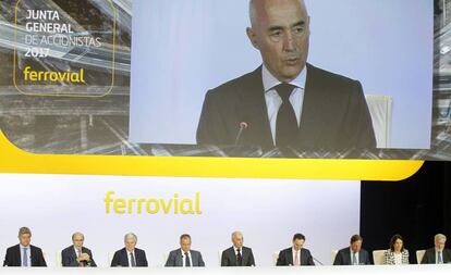 El consejo de Ferrovial, durante la junta de accionistas de 2017, con el presidente Rafael del Pino en la pantalla gigante.