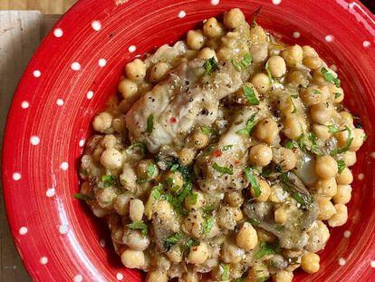 Guiso exprés de garbanzos, alcachofas y bacalao