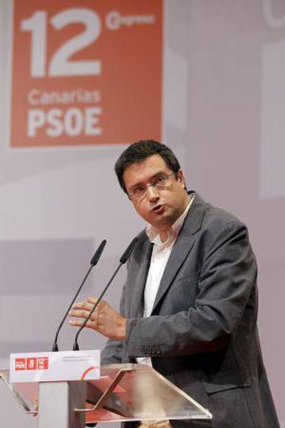 El secretario federal de Organización del PSOE, Oscar López, durante su intervención en el 12 congreso del PSOE de Canarias, que se celebra este fin de semana en Adeje (Tenerife).