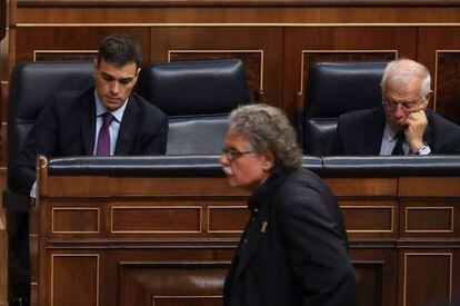 Joan Tardà pasa ante Pedro Sánchez y el ministro de Exteriores, Josep Borrell, durante el pleno.