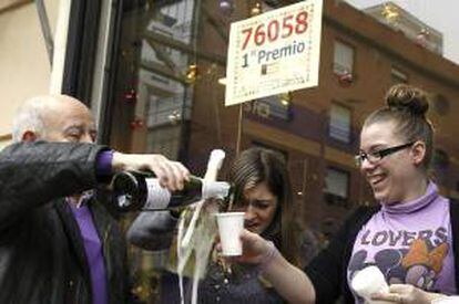 Trabajadores de la administración de lotería de la calle Gabriel Lobo, 7, en Madrid, celebran la venta de un décimo del 76058, agraciado con el premio gordo en el Sorteo Extraordinario de Navidad de este año. EFE/Archivo