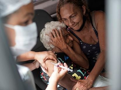 Una mujer recibe la vacuna china Sinovac en Río de Janeiro, Brasil, el pasado febrero.