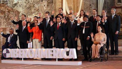 Participantes posan para las fotos oficiales de la sesión plenaria de jefes de estado en la XXVI Cumbre Iberoamericana, hoy, en Antigua, Guatemala.
