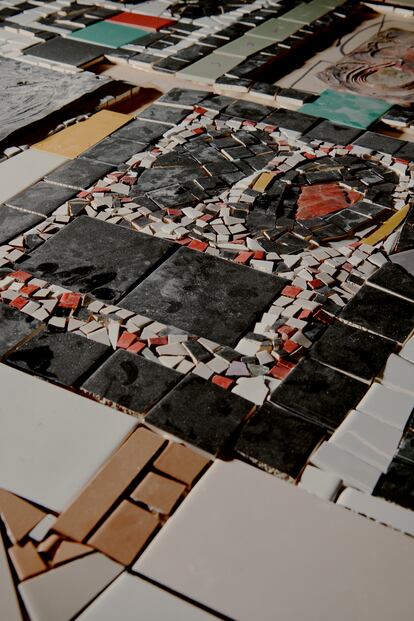 Detalle de un mosaico del artista.