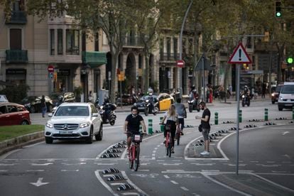 Coches y bicicletas en la plaza de Tetuan de Barcelona.