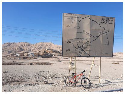 Una bicicleta apoyada en un cartel en Qurna, en el west bank de Luxor.