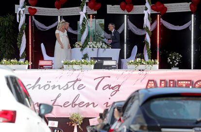 Debido a la expansión del coronavirus, en Alemania están prohibidas las bodas con público. En el municipio de Duesseldorf han dado con una ingeniosa solución: celebrar las ceremonias en autocines para que los invitados asistan desde sus coches.