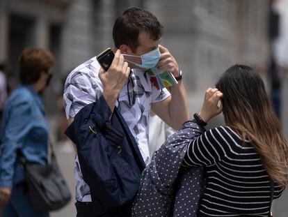 Un hombre se quita la mascarilla, en la madrileña Puerta del Sol, el 18 de junio de 2021.