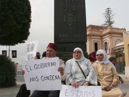 Familiares de Alí Aarraas, encadenados en Melilla.