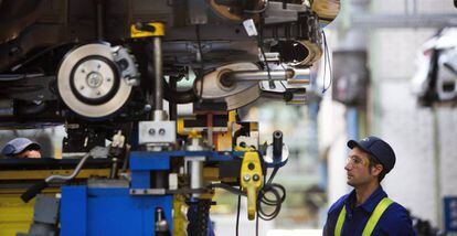 Un trabajador en la cadena de montaje de una factor&iacute;a.