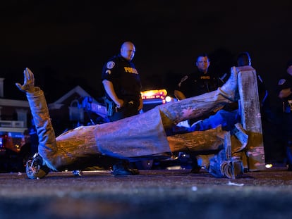 Estatua del presidente confederado Jefferson Davis derribada en Richmond (Virginia) tras el asesinato de George Floyd el 25 de mayo de 2020.