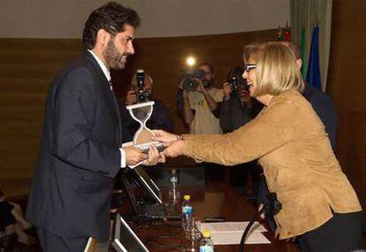 Vicente Jiménez, director adjunto de EL PAÍS, recoge en el Rectorado de la Universidad de Málaga el Premio Internacional a la Libertad de Prensa 2011 por la difusión de los papeles de Wikileaks. El galardón fue entregado por la rectora de la UMA, Adelaida de la Calle.