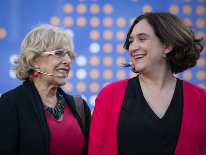 La alcaldesa de Madrid, Manuela Carmena (a la izquierda), junto a la alcaldesa de Barcelona, Ada Colau, el pasado mes de mayo