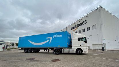 Camión de transporte de Amazon frente a una nave de la compañía en España.