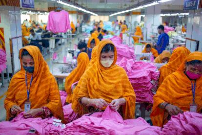 Costureras en una fábrica de Bangladesh