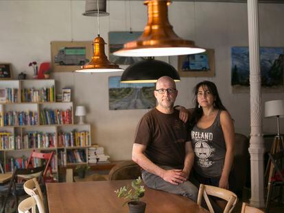 Alfonso y Ana González, dueños de la cafetería-librería La Ciudad Invisible, en Madrid.