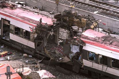 Tras las explosiones y la evacuación de los heridos, todos los trenes tuvieron que ser revisados en busca de más artefactos. La policía encontró dos mochilas cargadas de explosivos. Una tercera apareció posteriormente entre los restos trasladados a otro lugar.