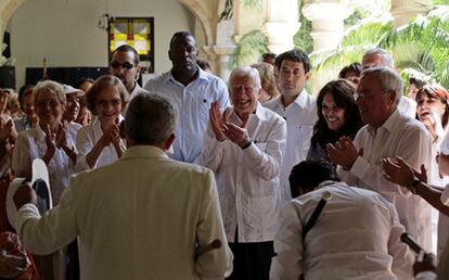 El expresidente de EE UU Jimmy Carter aplaude el baile de un grupo de ancianos en La Habana.