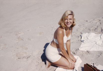 La poeta Sylvia Plath, en la playa de Benidorm en 1955.